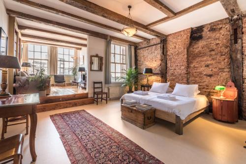 Burgwallen Nieuwe Zijde House | Classy Room 17th C Canalhouse
