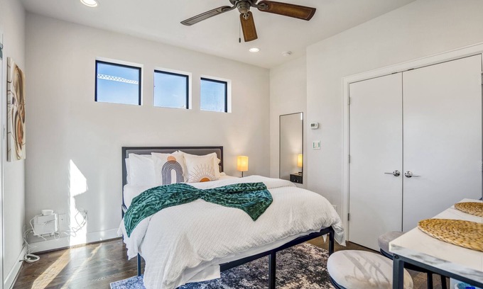 East Downtown Houston Apartment | Clay Studio in the heart of EADO