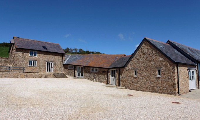 Littlebredy Cottage | Clayhanger Lodge is a spacious, converted detached barn