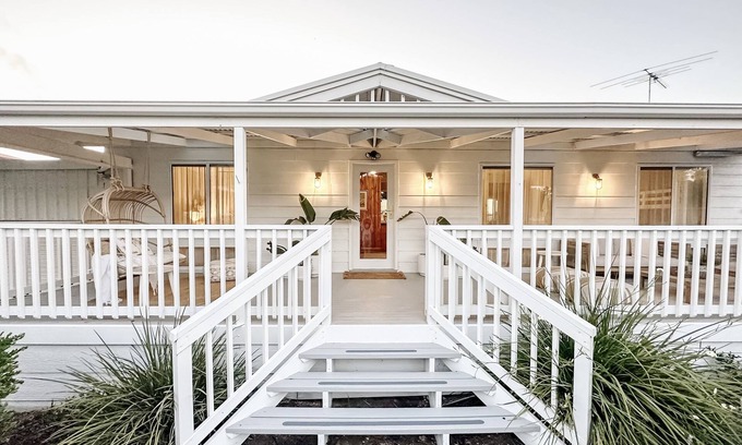 Alexandrina Cottage | Clayton Bay House that's pet Friendly