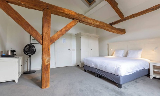 Baarlo Hotel | Clean and Calm Stay Near Walking Trails and Outlet Stores! Onsite Dining