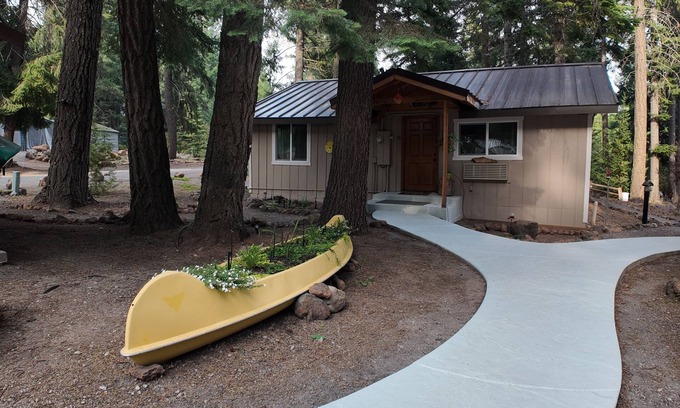 Klamath Lake Cabin | Clean cabin in the woods. Close to Crater Lake!