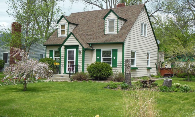 St. Cloud House | Clean, comfortable & conveniently located!