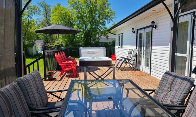 Winnipeg Beach House | Clean Cozy Charming 3bdrm 1.5bth Lrg deck & hottub