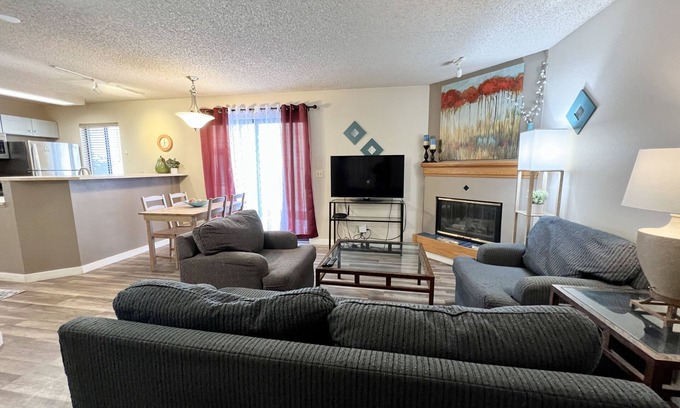 Greenwood Village Condo | Clean & Cozy One Bedroom Condo W/Kitchen In DTC