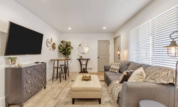 Downtown Salt Lake City Apartment | Clean! Netflix, 3 min to DT, Walkable/Bikeable