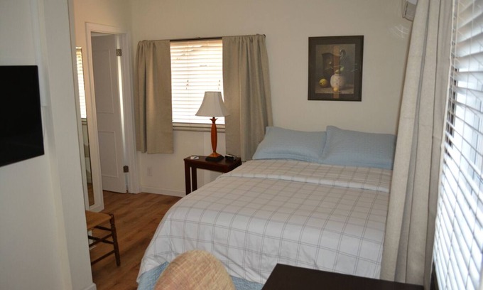 Camelback East House | Clean, Private Guestroom and Bath - Near Biltmore