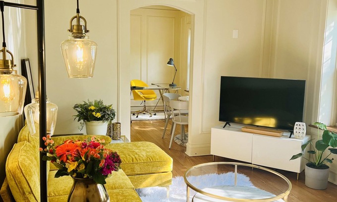 Highland Park Apartment | Clean, Quiet, Secure, with Beautiful Park Views - 1 bedroom plus den in Rivinia
