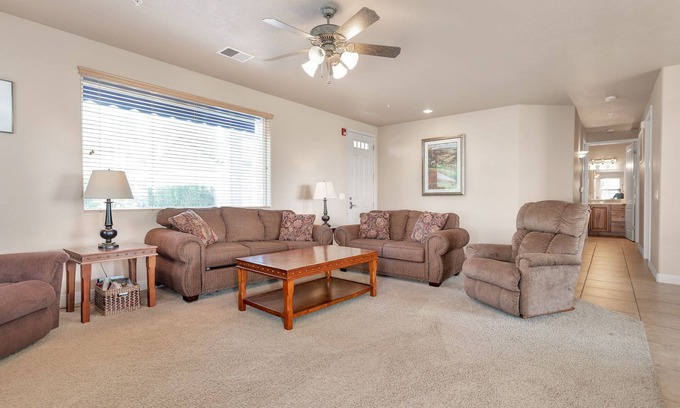 St. George Condo | Clean, Spacious lst Floor End Unit Las Palmas w/Great Views
