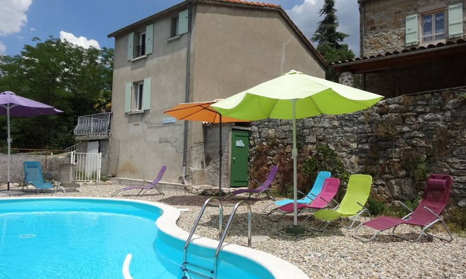 Saint-Paul-le-Jeune House | Clear waters, bed and breakfast "the source