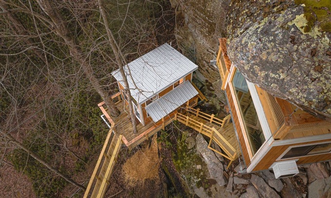 Rogers House | Cliff Dweller: Suspended from the Ridgeline