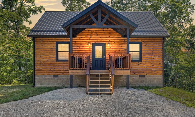 Rogers Cabin | Cliff Haven at Red River Gorge 2-bedroom cabin with WiFi, AC, Hot Tub, Pool