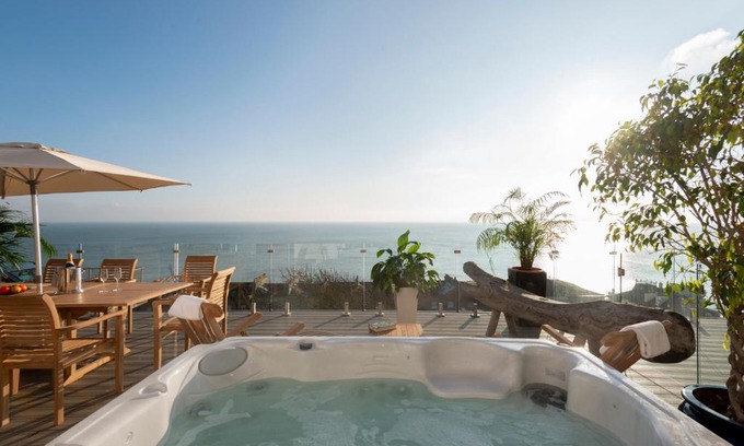 St Leonards-On-Sea House | Cliffhanger House - Sleeps 12-14 Sea Views