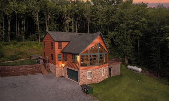 Woodland Cabin | Cliffside Cabin | HOT TUB, Pickleball, Fire Pit + More!