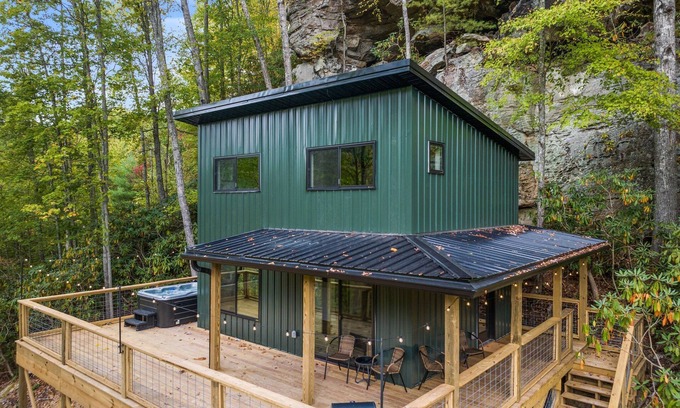 Pine Ridge Cabin | Cliffside Treehouse - Modern Treehouse Escape with Hot Tub