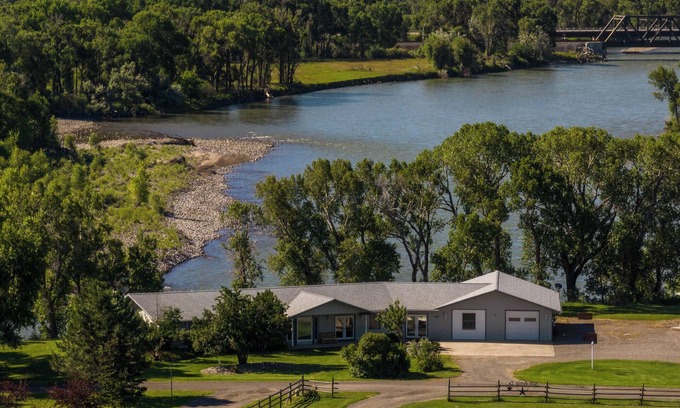 Livingston House | Clifftop Lookout on the Yellowstone - Stunning Views of the Yellowstone River
