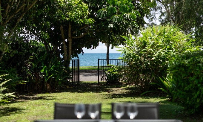 Clifton Beach Apartment | Clifton Beach Waterfront 2BR Stylish Home