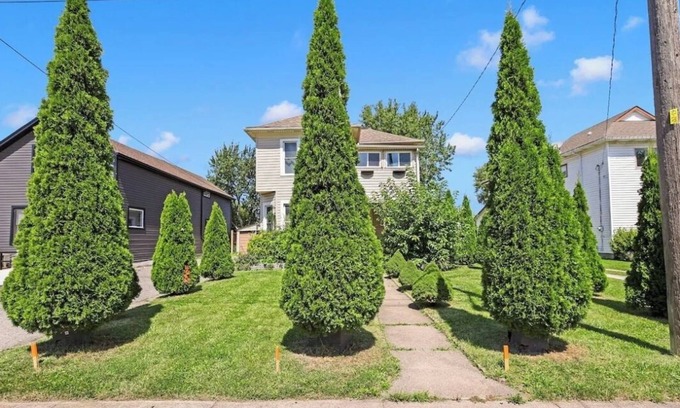 Niagara Falls House | Clifton Hill family Oasis w/Fitness space/Hot Tub and Outdoor Theatre