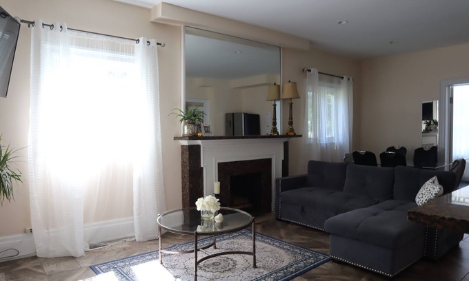 Niagara Falls House | Clifton Hill Retreat