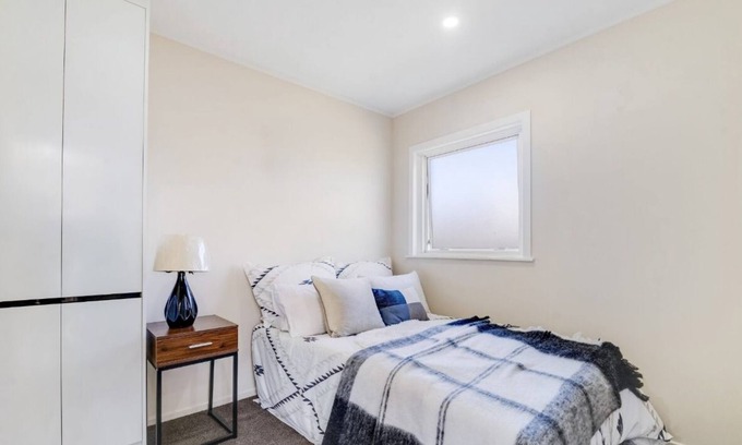 Papatoetoe House | Close to airport and motorways and shipping