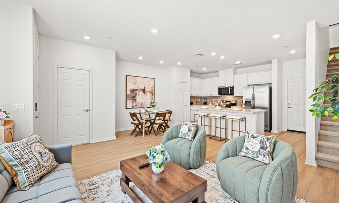 Ontario Condo | close to business district/Airport/free way