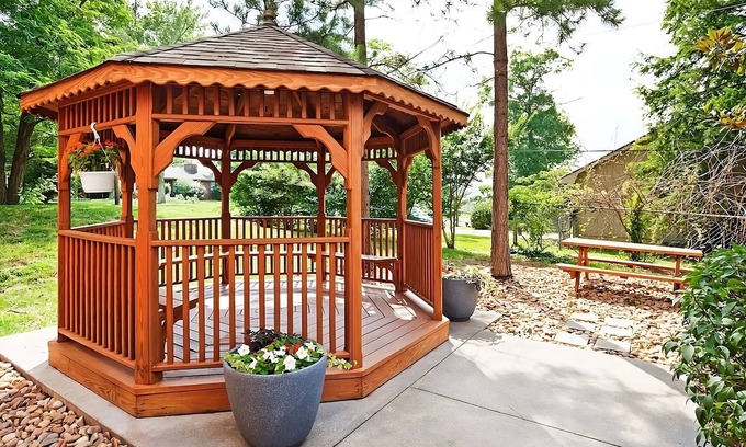 Ashley Oaks House | Close to Concord Park! Pet-friendly Suite with Private Kitchen! Parking, Gazebo!