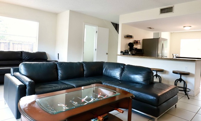 River Oaks House | Close to Cruise Port, Airport, Downtown, and Beaches