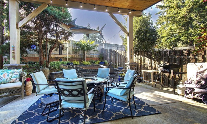Northwest Vancouver House | Close to Downtown*Luxe-Beautiful Shower-Pets!