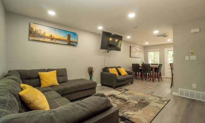 Allendale Area House | Close to Downtown| Sleeps 8 | Private Backyard