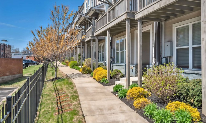 Eighth Avenue House | Close to DT Game Garage Bar Large Living Room