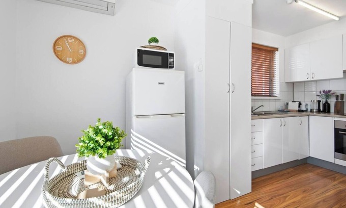Saint Kilda South Apartment | Close to Everything, Entire St Kilda Apartment Queen Bed