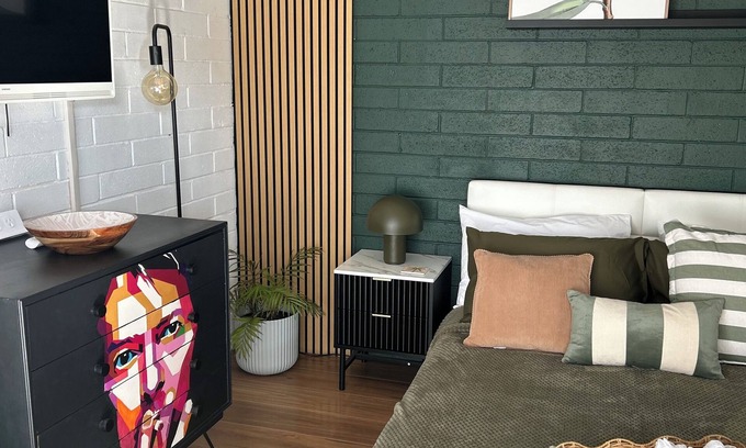 Darlington Apartment | Close to Flinders Hospital & Uni ,Pub,restaurants,Westfield , Beach. Park views.