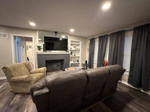 Columbia House | ~Close to Hosp and DT~sleeps 11~