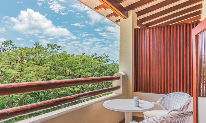 Maynards Hotel | Close to Mullins Beach and Animal Flower Cave! Outdoor Pools, Parking!