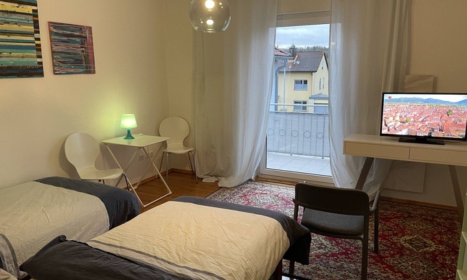 Ochsenfurt House | Close to Old town: 7min walk across Old Bridge to my pension w. balcony @ garden