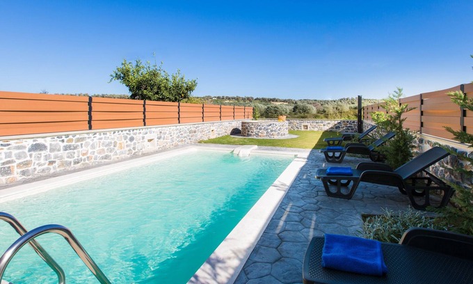 Houdetsi Villa | Close to Sandy Beach & Amenities