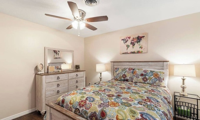 Gulf Gate Estates House | Close to Siesta Key, Shopping, Restaurants & More!