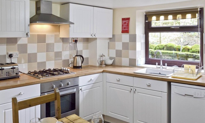 Peak District National Park Cottage | Close to the village centre with many walks and cycle routes from the doorstep.