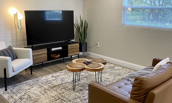 Fairview Shores House | Close to Universal, IOA and downtown Orlando King 2 Bedroom & dedicated office