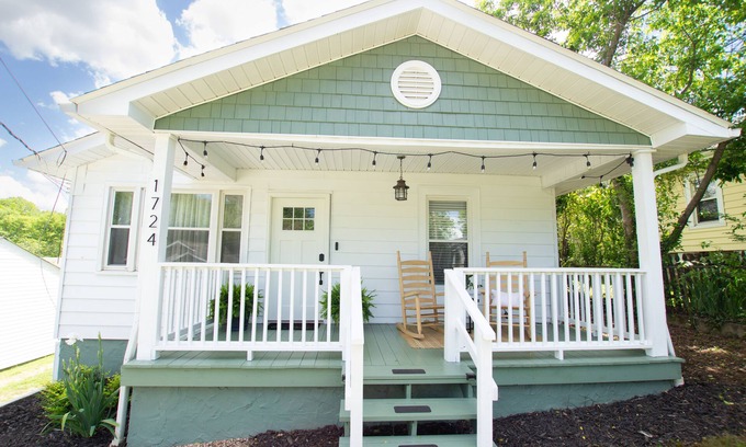 Knoxville House | Close to UT and downtown Knox! Comfy SoKno bungalow