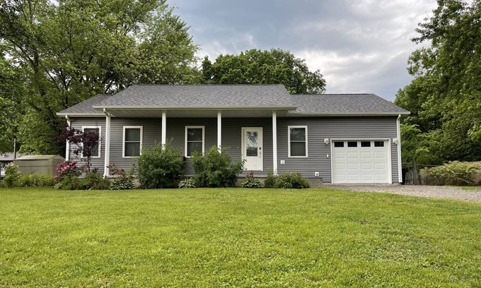 Murphysboro House | *Close to wine trails* Gray House Getaway!