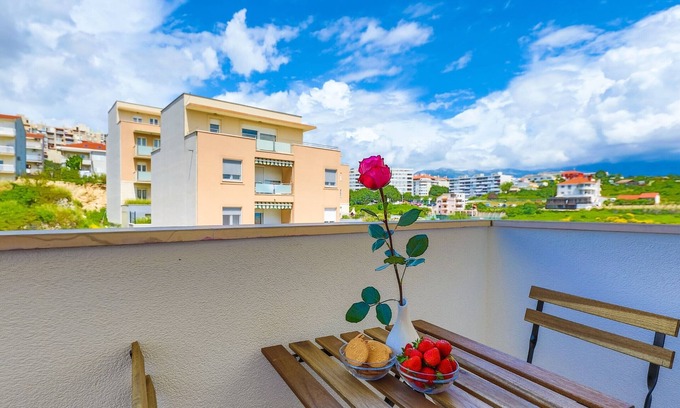Znjan Apartment | Close to Znjan beach, spacious studio with balcony