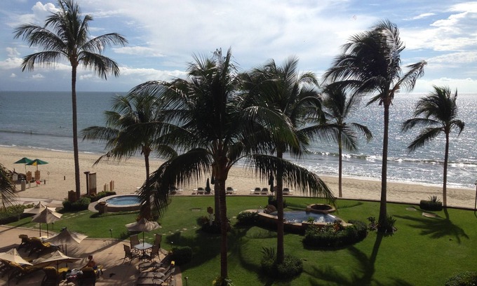 Flamingos Resort | Closest to the Ocean 3rd floor. BradAndJoeyRentals - Villa La Estancia