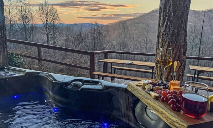 Bryson City Cabin | Cloud Nine Retreat; sleeps 16 | hot tub | gameroom