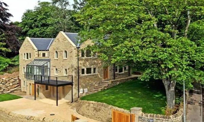 Almondbury Cottage | CLOUDS HILL, family friendly, luxury holiday cottage in Almondbury