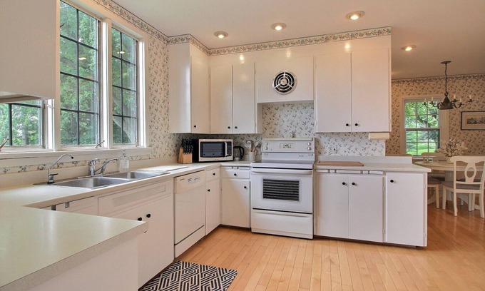 Hatley House | Cloverhouse Estate - Private farmhouse near Magog w/tennis court!