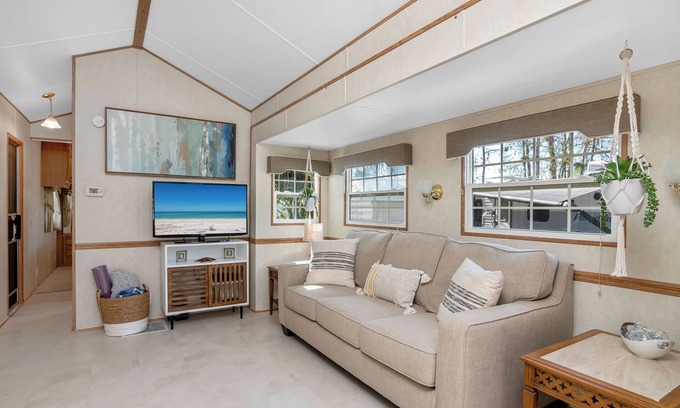 Rural Estates Cottage | Club Naples Cottage - Cozy Private Home 10 Minutes from the Beach!