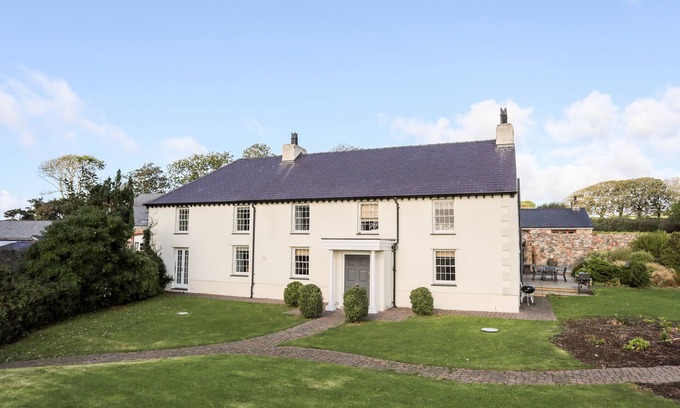 Newborough House | CLYNNOG HOUSE, pet friendly, with a garden in Newborough