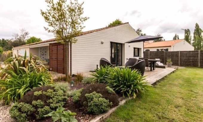 Saint-Philbert-de-Grand-Lieu Cottage | Cozy Cottage Amidst Nature with Garden, Terraces, and Lake Proximity