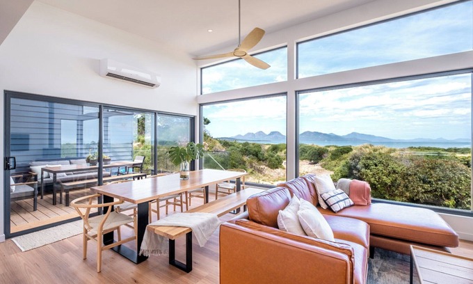 Dolphin Sands House | Coast Beachfront Retreat - Freycinet Holiday Houses